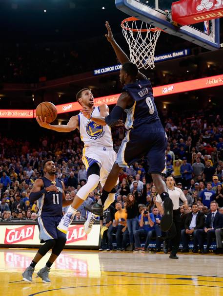 Memphis Grizzlies vs Golden State Warriors 69-109. Golden State umilia Memphis con un +40 grazie ai trenta punti di Curry (Nba/Getty Images)
